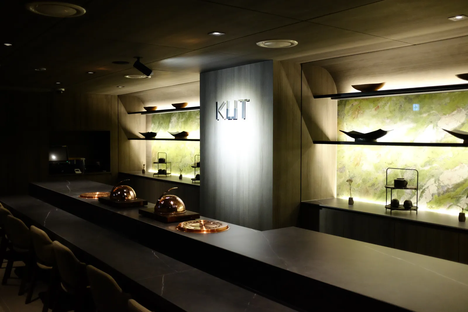KUT SEOUL 3층 카운터석과 KUT 로고 기둥
