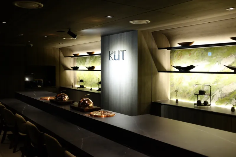 KUT SEOUL 3층 카운터석과 KUT 로고 기둥